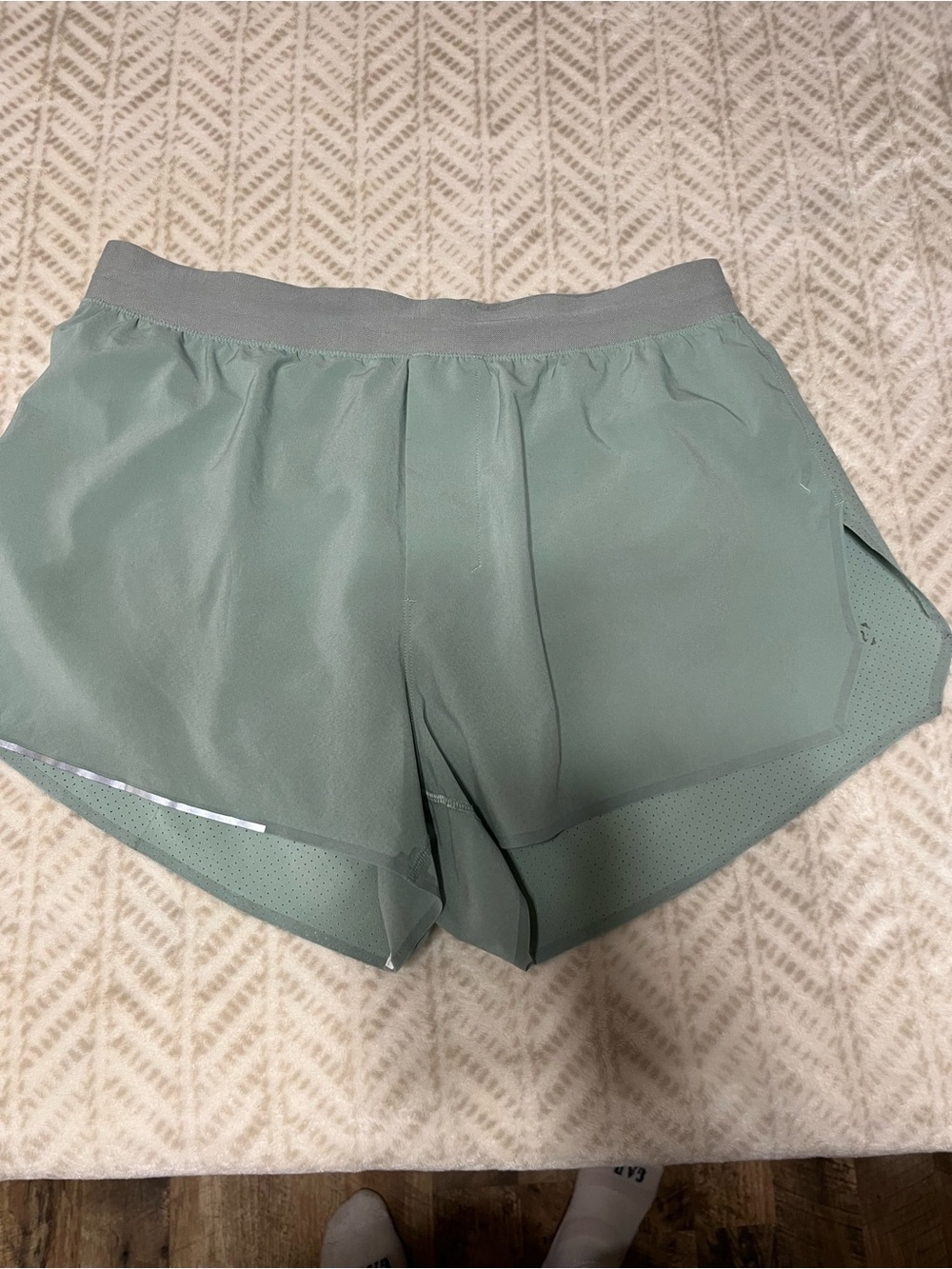 Lululemon Medium Women’s Lightweight Mint Green Running Shorts - Picture 1 of 8